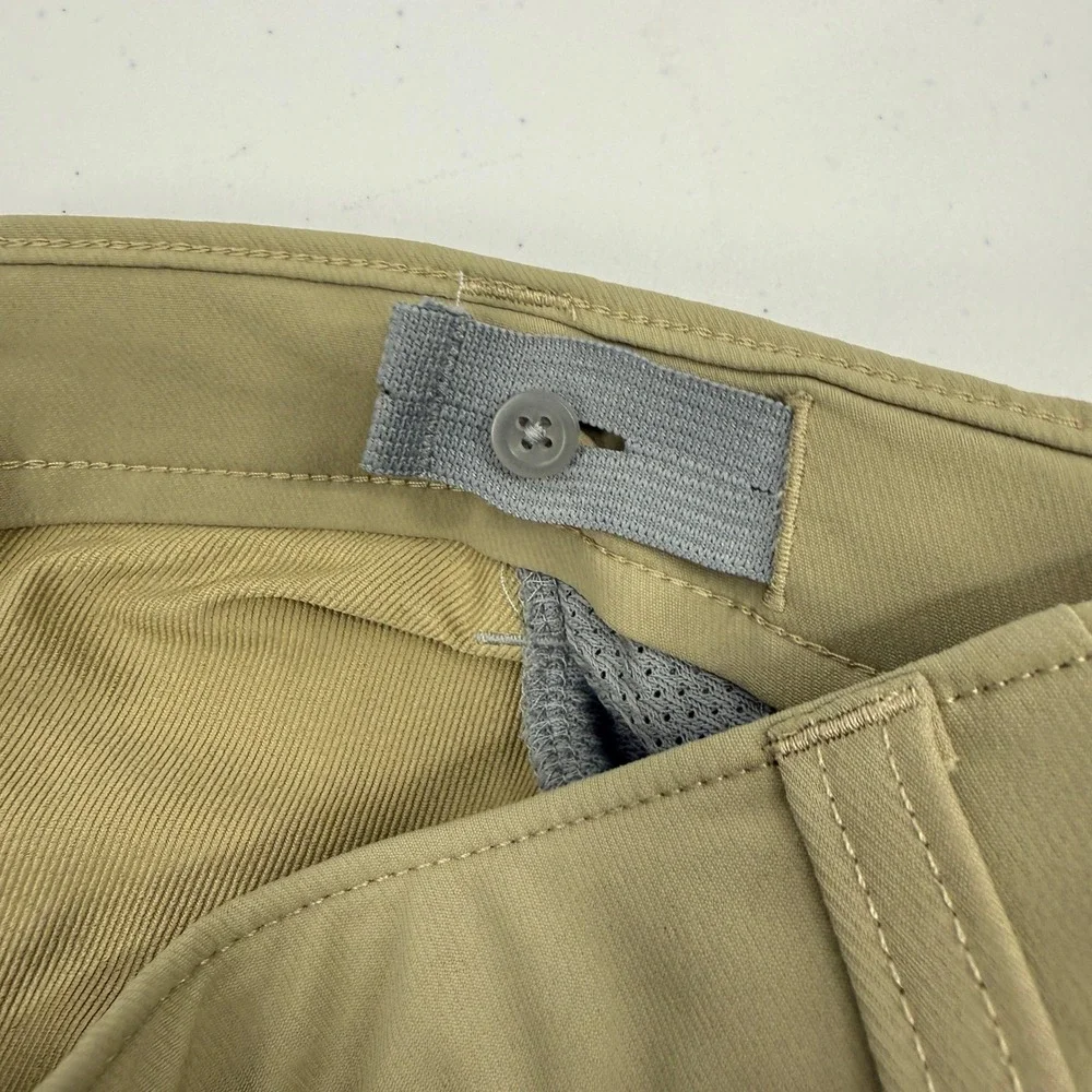 Under Armour Cargo Shorts Boys Youth XL Khaki Tan Performance Golf 1350178